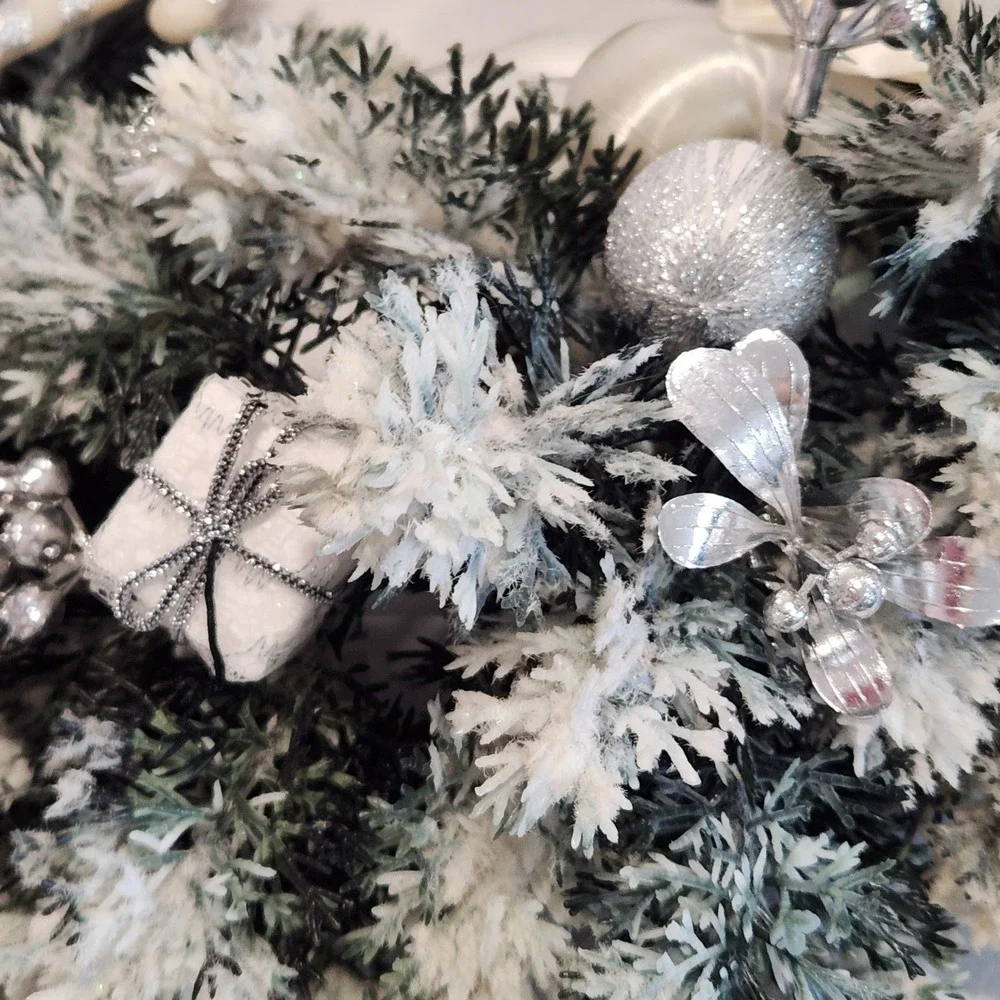 VTG  KITSCHY Plastic MCM‎ Christmas Wreath Snow Flocked Silver Accents 18